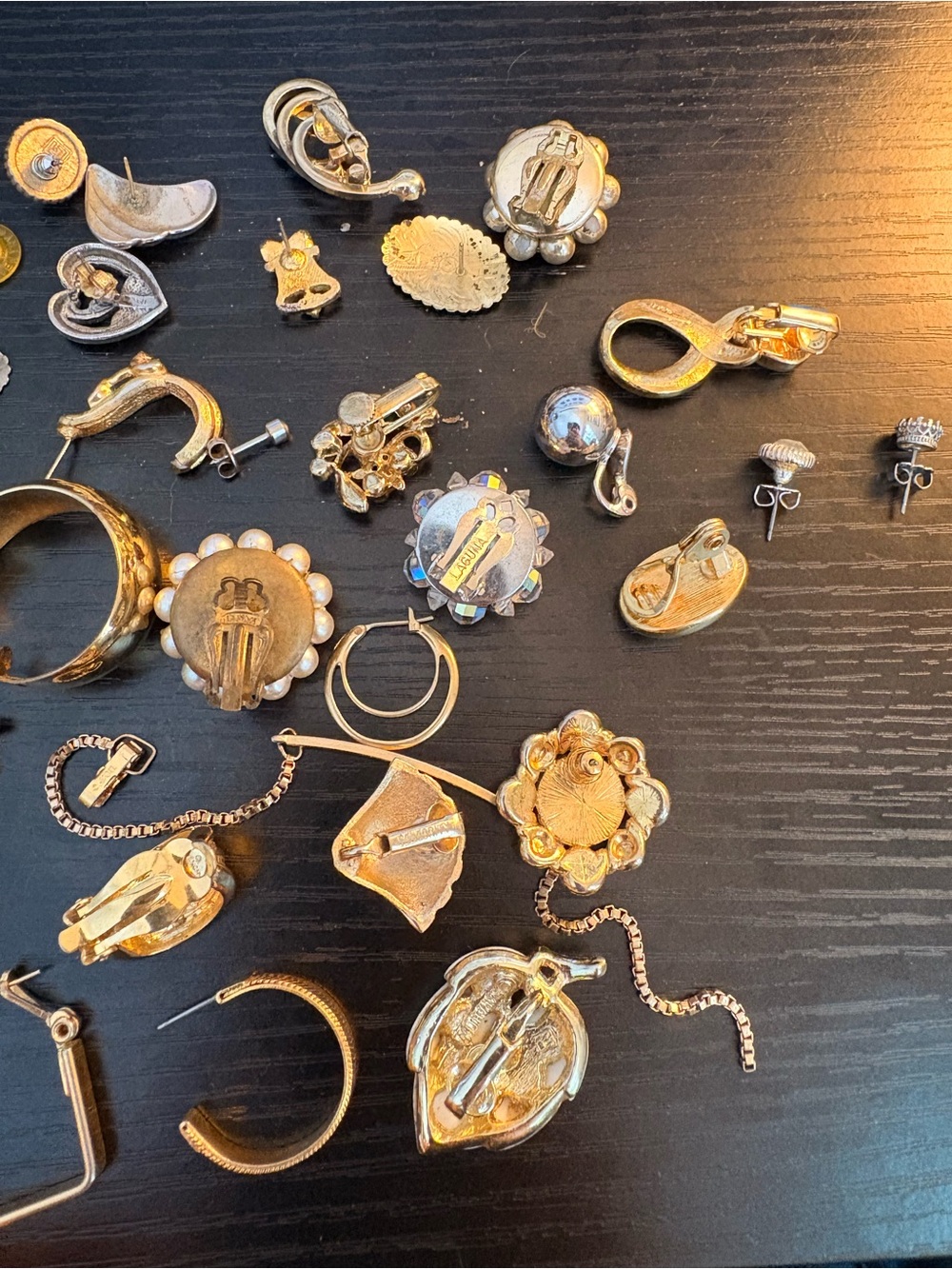 Lot 44 Single Earrings All Signed Givenchy, Christian Dior, Avon, Monet & More - Picture 6 of 6